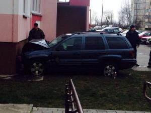 В Гомеле Jeep сбил сидящего на скамейке у подъезда мужчину и врезался в стену дома