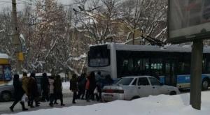 В Алматы из-за аварии на перекрестке собралось около 50 троллейбусо