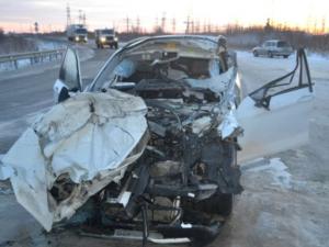 На Ямале мужчина погиб при столкновении BMW и грузовика