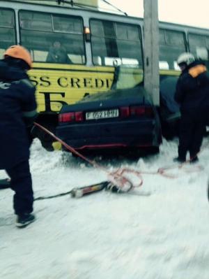 Трамвай впечатал авто в столб в ВКО 