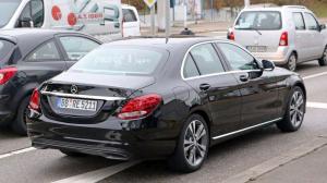 Опубликованы первые фотографии салона обновленного Mercedes C-Class 