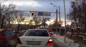В Алматы автобус проехал на "красный" по встречной полосе