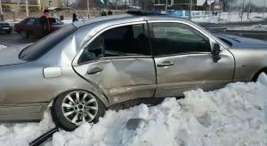 Грузовик врезался в опору светофора в Алматы