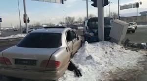 Грузовик врезался в опору светофора в Алматы