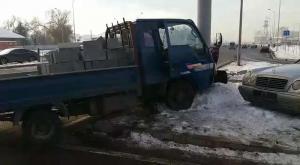 Грузовик врезался в опору светофора в Алматы