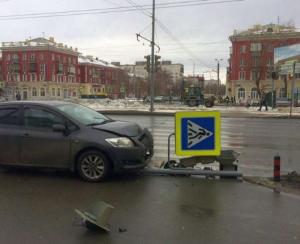 В Челябинске Toyota снесла светофор и прохожего на тротуаре 