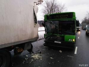 В Минске автобус с пассажирами врезался в стоящую фуру