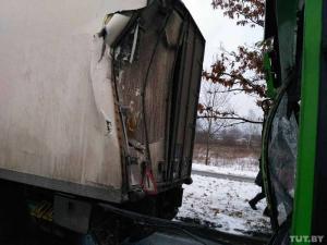 В Минске автобус с пассажирами врезался в стоящую фуру 