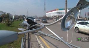 ДТП в Алматы: Внедорожник снес два фонарных столба на площади Республики 