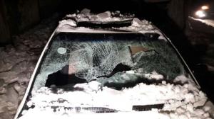 Глыбы льда и снега раздавили три авто в Алматы
