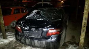 Глыбы льда и снега раздавили три авто в Алматы 