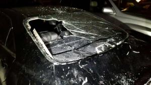Глыбы льда и снега раздавили три авто в Алматы 