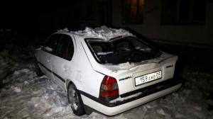 Глыбы льда и снега раздавили три авто в Алматы 