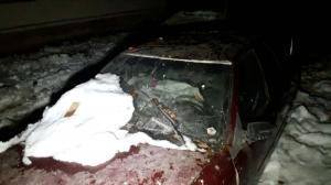 Глыбы льда и снега раздавили три авто в Алматы 