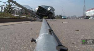 ДТП в Алматы: Внедорожник снес два фонарных столба на площади Республики 