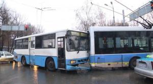 Автобус врезался в троллейбус в Алматы, пострадал ребенок