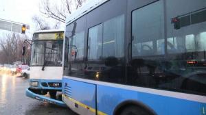 Автобус врезался в троллейбус в Алматы, пострадал ребенок