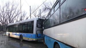 Автобус врезался в троллейбус в Алматы, пострадал ребенок