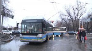 Автобус врезался в троллейбус в Алматы, пострадал ребенок