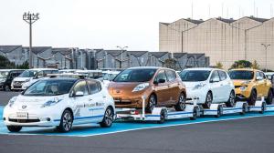 Автономный Nissan Leaf возит прицеп по заводу в Японии