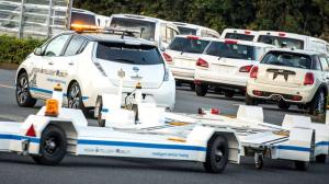 Автономный Nissan Leaf возит прицеп по заводу в Японии