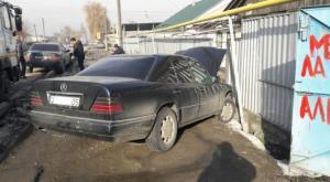 Водитель Toyota протаранил припаркованный Mercedes в Алматы