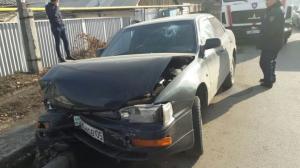 Водитель Toyota протаранил припаркованный Mercedes в Алматы 