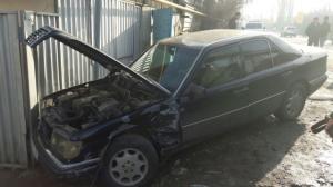 Водитель Toyota протаранил припаркованный Mercedes в Алматы 