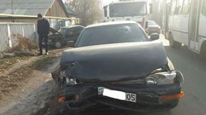 Водитель Toyota протаранил припаркованный Mercedes в Алматы 