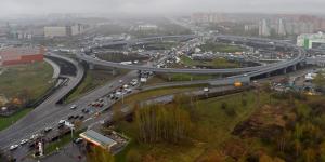 Откосы дорог на МКАД начали укреплять новым защитным составом