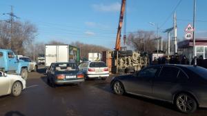 Груженый "КамАЗ" столкнулся с Lada и перевернулся в Алматы 