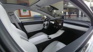 Интерьер Tesla Model 3 оказался весьма лаконичным
