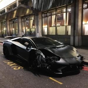 Студент разбил эксклюзивный Lamborghini Aventador SV Roadster 