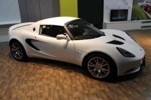 В Украине открыли автосалон спорткаров Lotus 