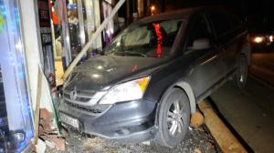 В Алматы автомобиль влетел в витрину магазина 