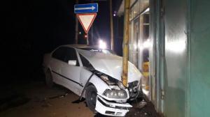 В Алматы автомобиль влетел в витрину магазина 