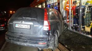 В Алматы автомобиль влетел в витрину магазина 