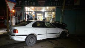 В Алматы автомобиль влетел в витрину магазина 