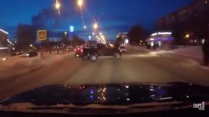 В Нижневартовске автомобиль въехал в остановку с людьми