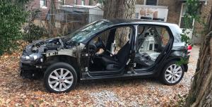Раздетый Volkswagen Golf перед возвратом дилеру 