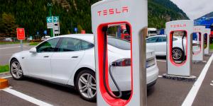 Tesla ввела штрафы за стоянку на зарядных станциях