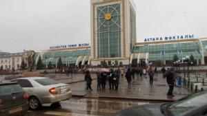 Исекешев поручил разобраться с таксистами-нелегалами на жд вокзале