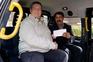 Британский таксист вернул пассажиру сумку с £10 тыс.