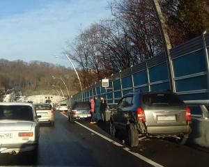 В Сочи из-за скользкой дороги столкнулись семь автомобилей