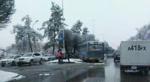 Автобус врезался в дерево на разделительной лесополосе в Алматы