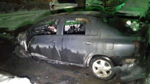 Автомобиль горел во дворе жилого дома в Алматы