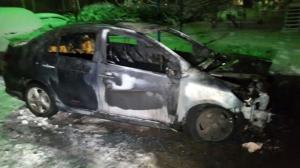 Автомобиль горел во дворе жилого дома в Алматы 