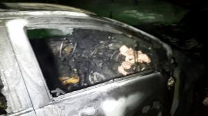 Автомобиль горел во дворе жилого дома в Алматы 