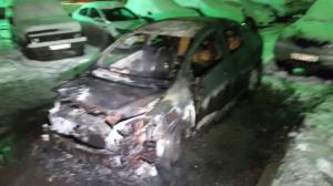 Автомобиль горел во дворе жилого дома в Алматы 