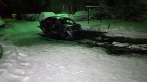 Автомобиль горел во дворе жилого дома в Алматы 